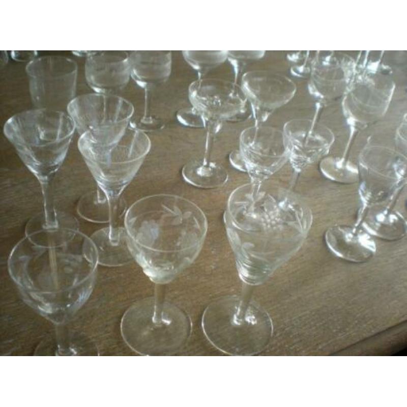 te koop antieke wijn/water/likeur/borrelglaasjes met decor