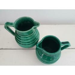 2 antieke / vintage groene aardewerk kannen / vazen