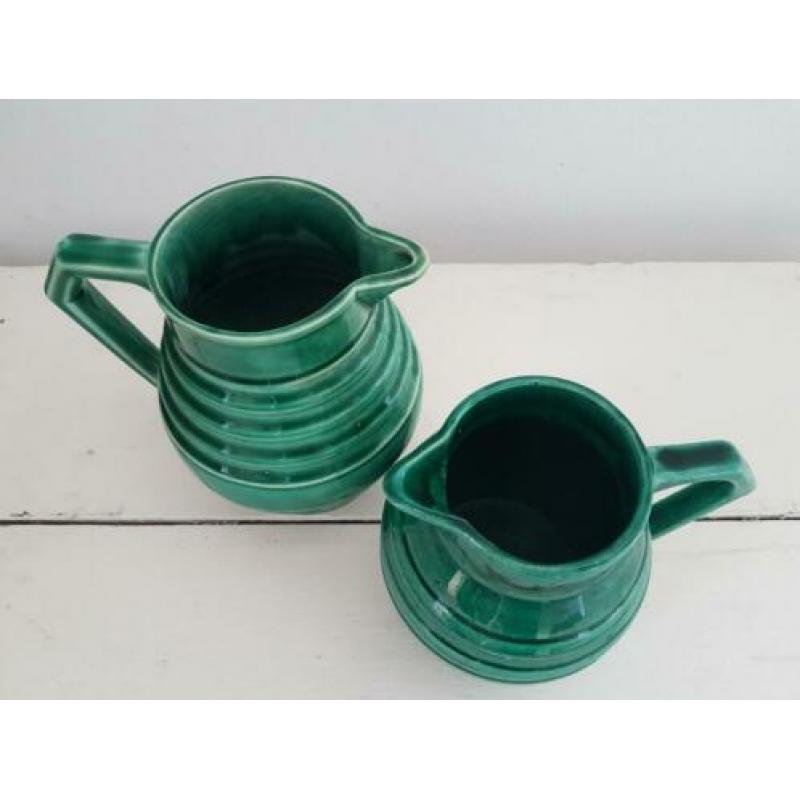 2 antieke / vintage groene aardewerk kannen / vazen