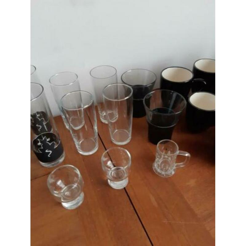 Theepot, glazen, mokken, kopjes (zwart)