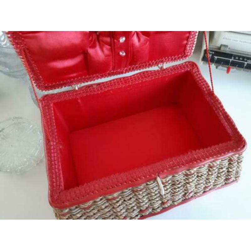 Rood en rieten naai of sieraden mandje 50er jaren