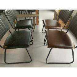 Te koop: 4 stoelen met metalen frame