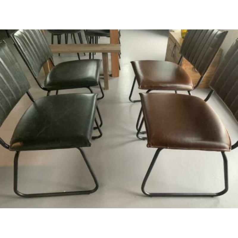 Te koop: 4 stoelen met metalen frame