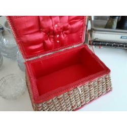 Rood en rieten naai of sieraden mandje 50er jaren