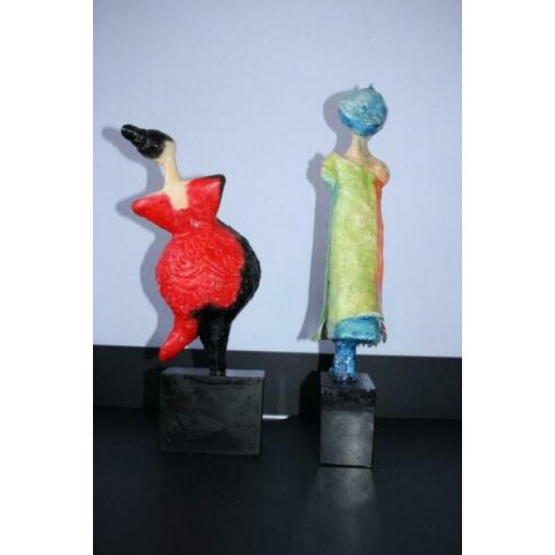 2 Prachtige unieke vrouw sculpturen op natuursteen sokkel