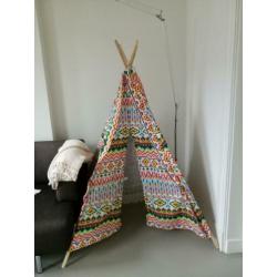 Tipi tent kleurrijk dessin in opbergtas