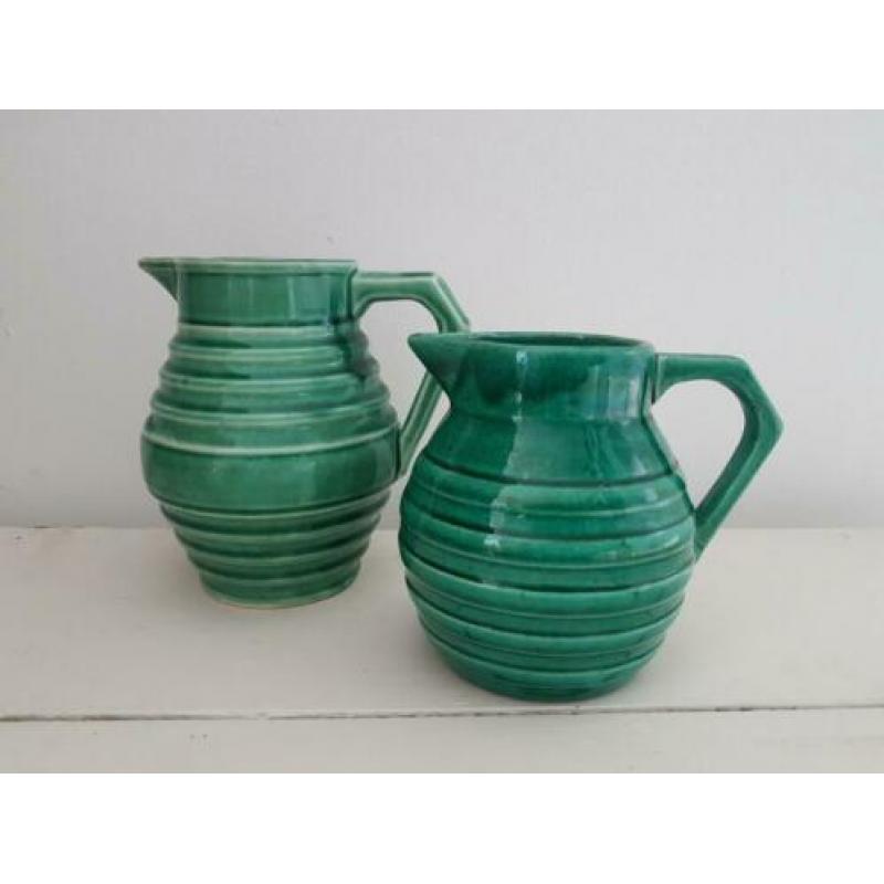 2 antieke / vintage groene aardewerk kannen / vazen