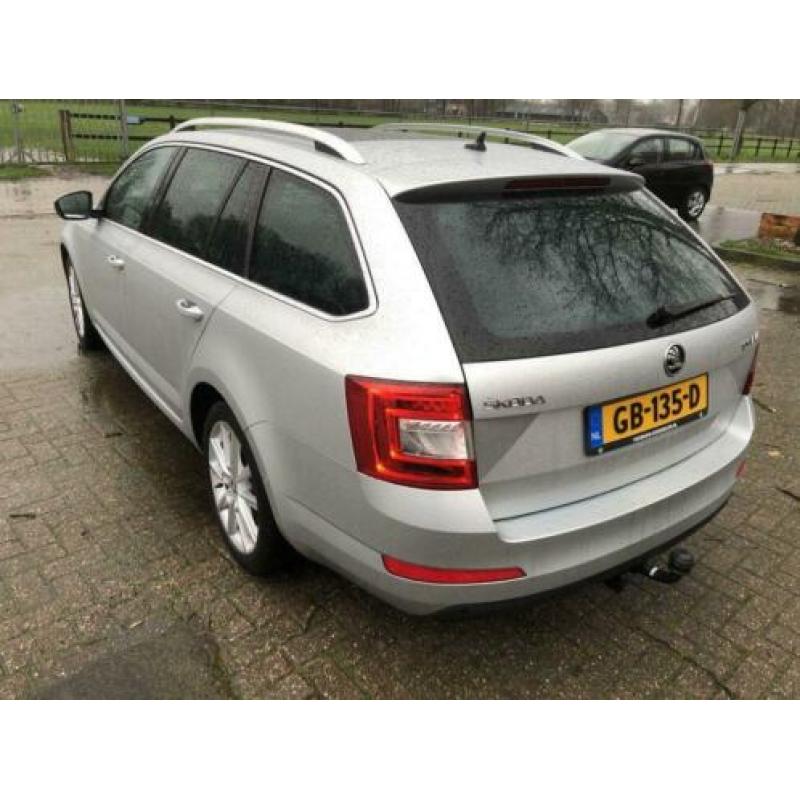 Skoda Octavia 1.6TDI Elegance (bj 2015, automaat)