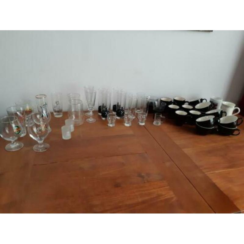 Theepot, glazen, mokken, kopjes (zwart)