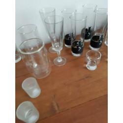 Theepot, glazen, mokken, kopjes (zwart)