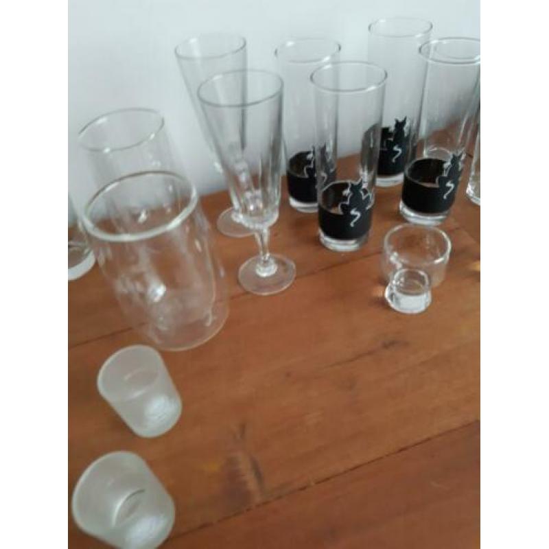 Theepot, glazen, mokken, kopjes (zwart)