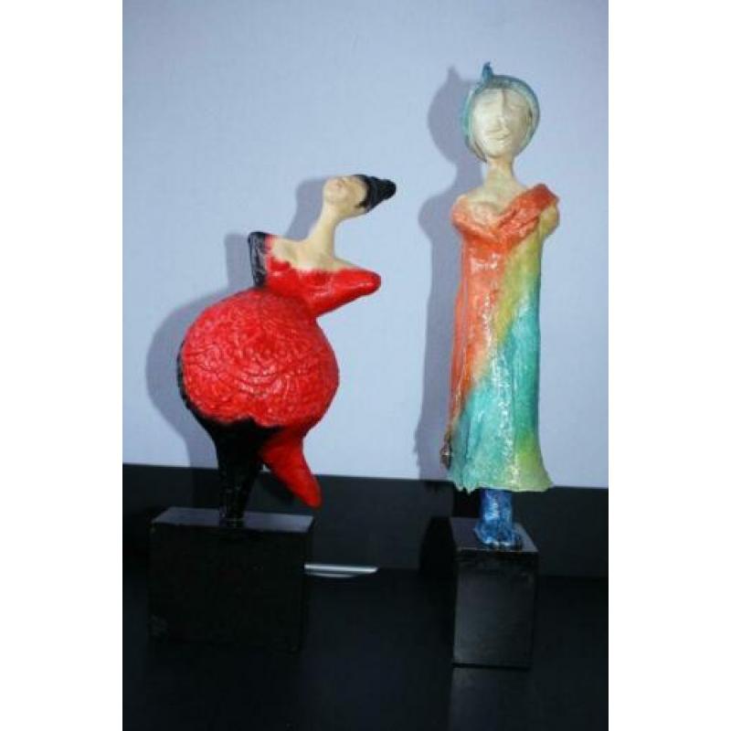 2 Prachtige unieke vrouw sculpturen op natuursteen sokkel