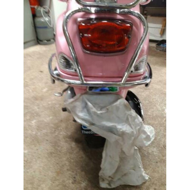Vespa blond edition