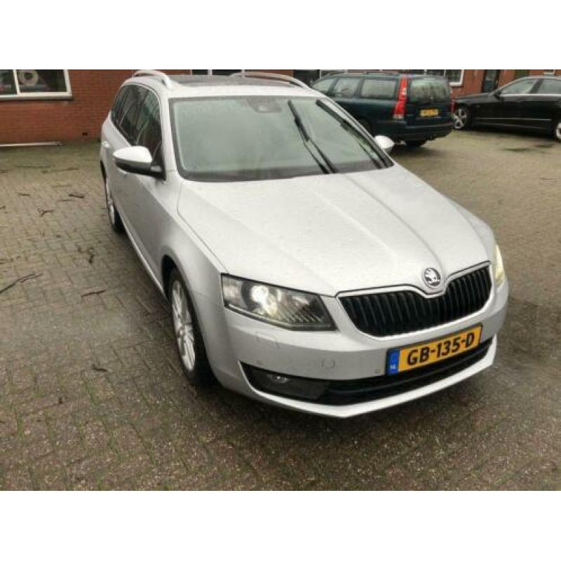 Skoda Octavia 1.6TDI Elegance (bj 2015, automaat)