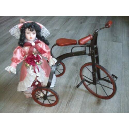Poppen fietsje als decoratie.