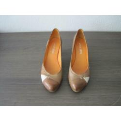 LINEA ZETA KWALITEITS BEIGE/OFF WHITE LEREN PUMPS Mt 39 ZGAN