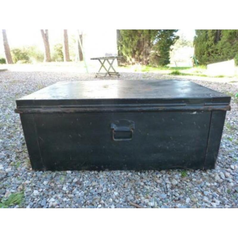 Te Koop: industriële metalen kist
