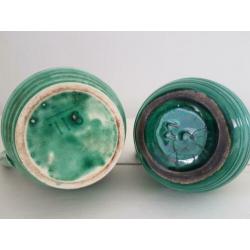 2 antieke / vintage groene aardewerk kannen / vazen