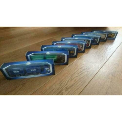 Roadstars schaalmodellen vrachtwagens, 8 stuks