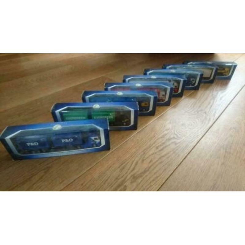 Roadstars schaalmodellen vrachtwagens, 8 stuks