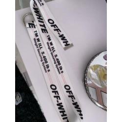 Off white riem wit zwarte tekst maat 120cm