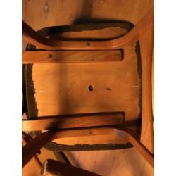 Te koop vier houten stoeltjes ribcord
