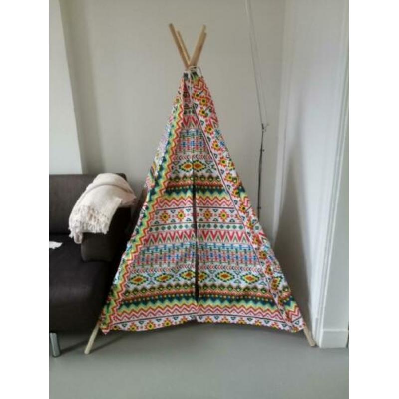 Tipi tent kleurrijk dessin in opbergtas