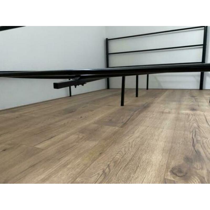 Bedframe met matras (140x200)