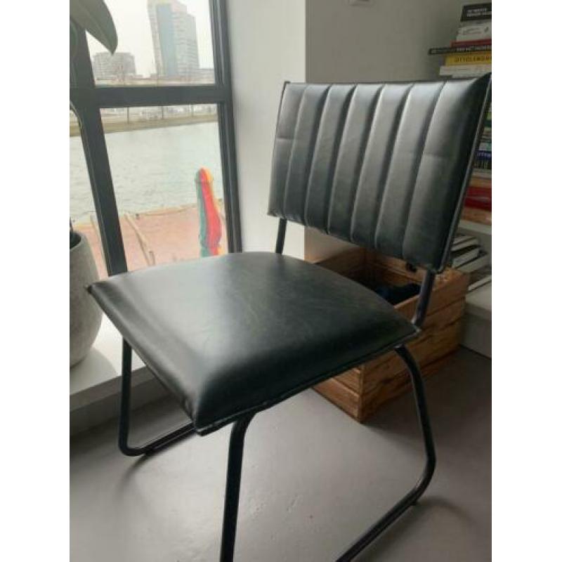 Te koop: 4 stoelen met metalen frame