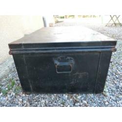 Te Koop: industriële metalen kist