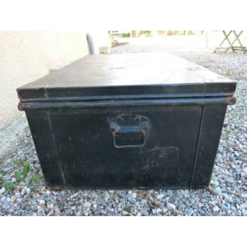 Te Koop: industriële metalen kist
