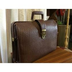Oude aktetas ,schooltas,laptoptas jaren 60/70 nieuwstaat