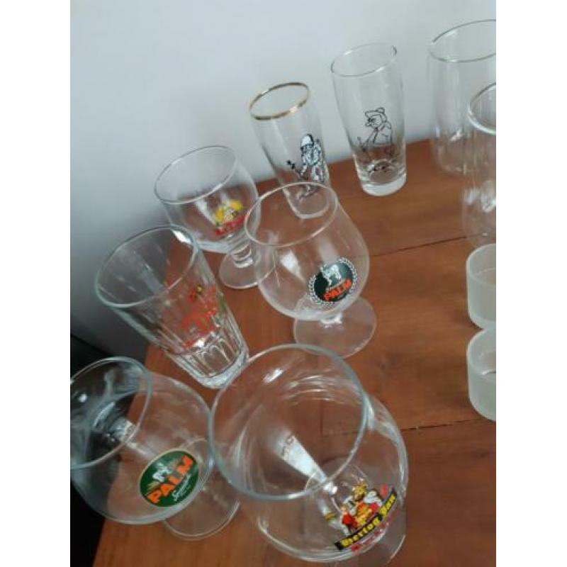 Theepot, glazen, mokken, kopjes (zwart)