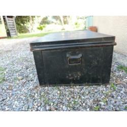 Te Koop: industriële metalen kist
