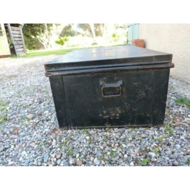 Te Koop: industriële metalen kist