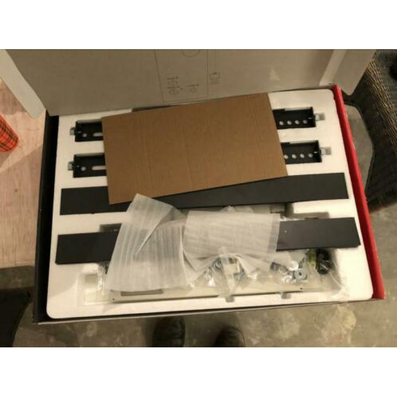 Tv beugel universeel 180” draaibaar 3,5cm tv tot wand