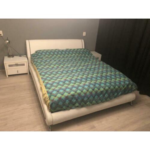 Bed 160x200 incl lattenbodems en matras