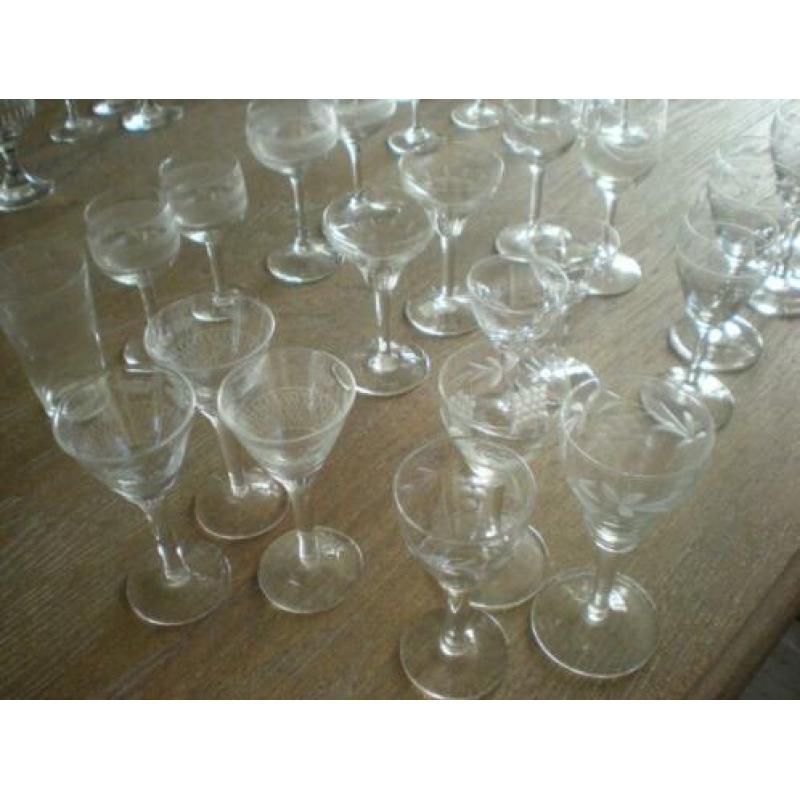 te koop antieke wijn/water/likeur/borrelglaasjes met decor