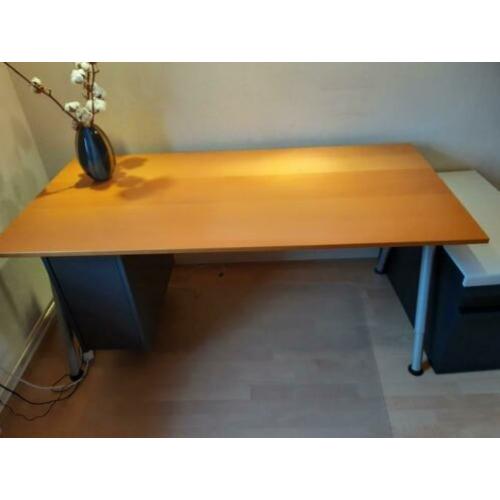 Mooi bureau met pc vak