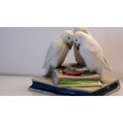 Wiener Werkstatte inktpot met drie vogels op boeken.