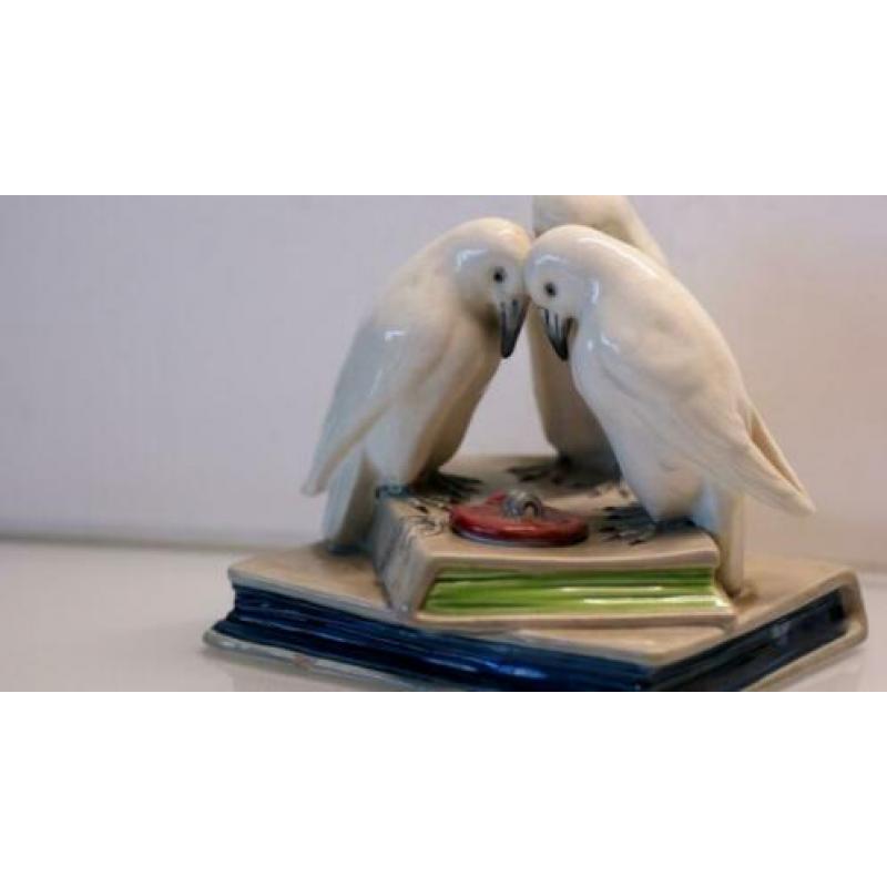Wiener Werkstatte inktpot met drie vogels op boeken.