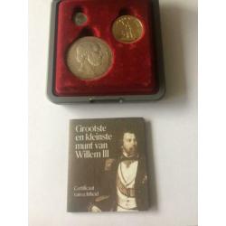 Grootste en kleinste munt van Willem III + naslag penning