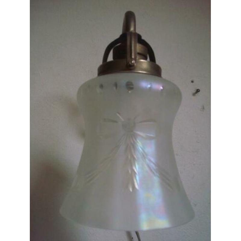 Antieke Wandlamp met geëtste kap van iriserend glas