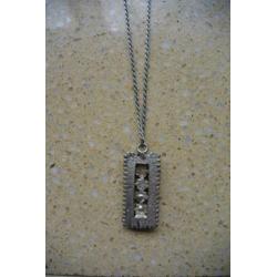 Zilverkleurige ketting hanger ingelegde steentjes roze blauw