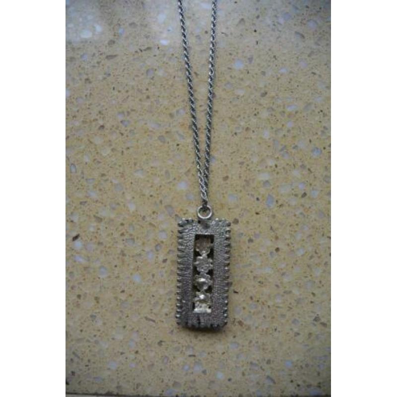 Zilverkleurige ketting hanger ingelegde steentjes roze blauw
