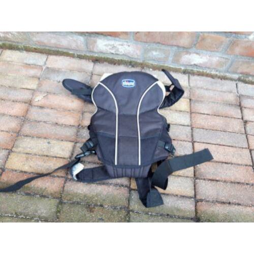 te koop zwarte chicco draagzak + slabbertje 3.5 tot 9 kilo