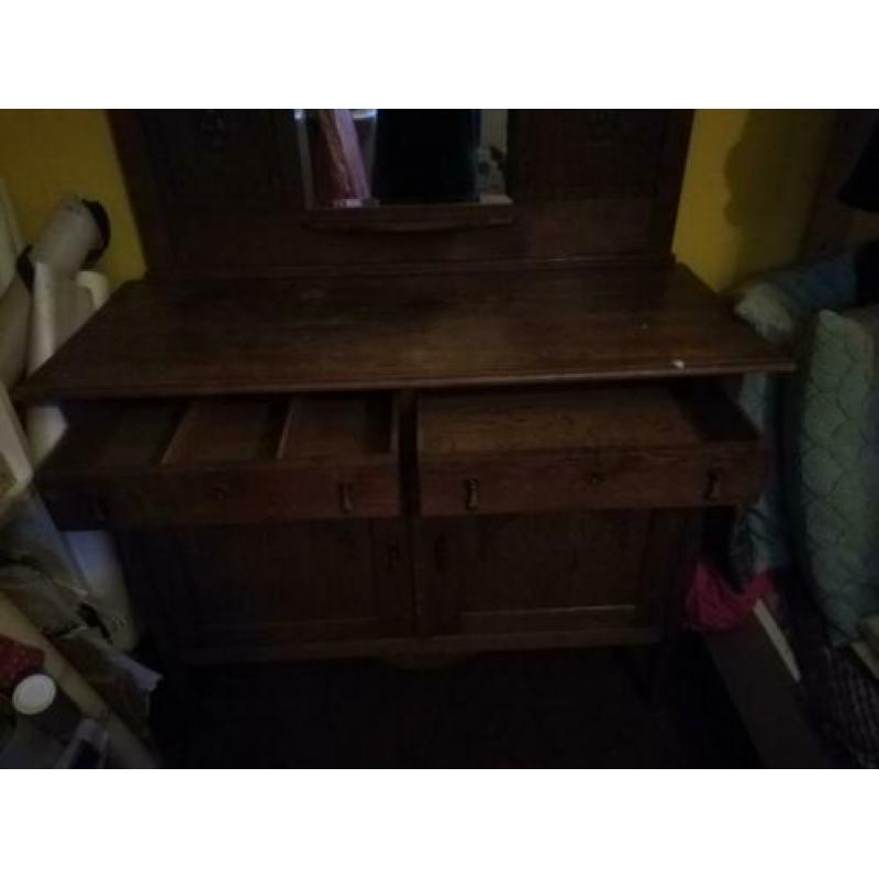 Donker houten dressoir met afneembare spiegel