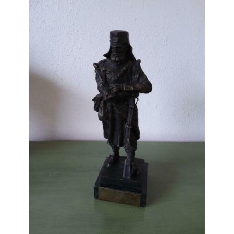 Bronzen beeld Jager infanterie. plus trench art.