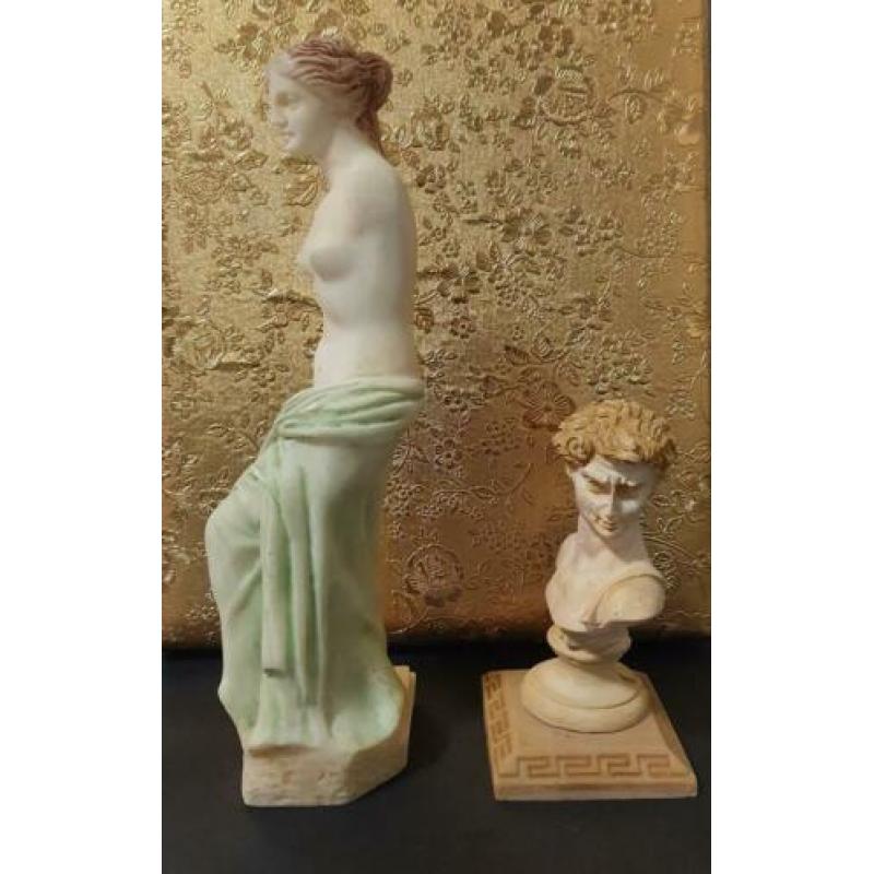 Albast beeldjes. Venus & David.