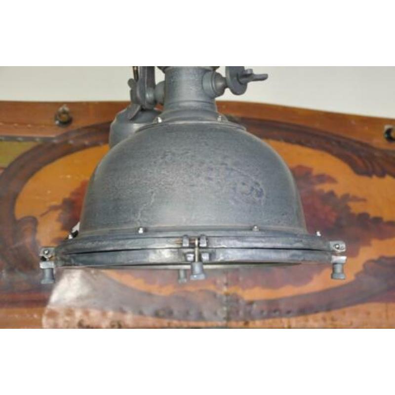 Grote robuuste industriële hanglamp.